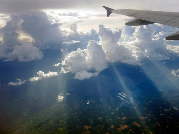Vista Aérea Voando Acima Nuvens Fofas Dramáticas Raios Sol Perfurando — Fotografia de Stock