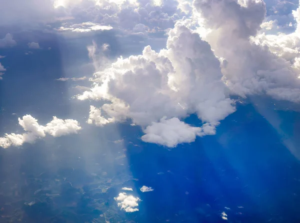 Vista Aérea Voando Acima Nuvens Fofas Dramáticas Raios Sol Perfurando — Fotografia de Stock