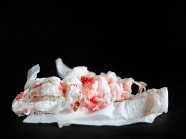 Koyu arkaplanda izole edilmiş kağıt üzerinde taze kırmızı kan, buruşmuş kağıt, kanama, kopyalama alanı