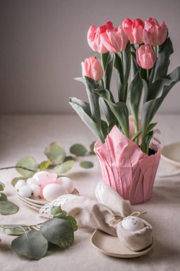 Lale buketi, masada Paskalya yumurtası. Doğal malzemeler, minimum konsept. Metin için yer.