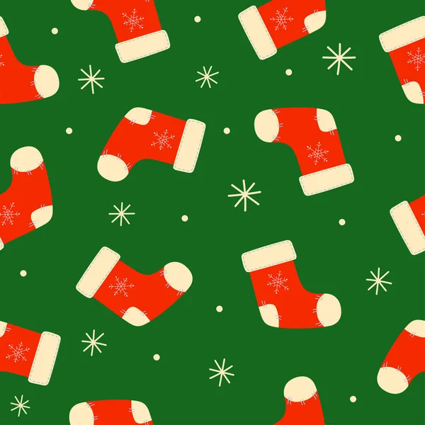 Nahtloses Muster roter Weihnachtssocken und Schneeflocken auf grünem Hintergrund. Doodle-Stil. Weihnachten Winter Hintergrund. — Stockvektor