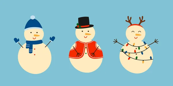 Set von niedlichen, von Hand gezeichneten Schneemännern mit verschiedenen Kleidungsstücken und Dekorationen. Weihnachten Winter Design-Element im Doodle-Stil. — Stockvektor
