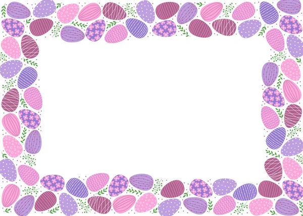 Горизонтальная рамка пасхальных украшенных яиц и листьев. Плоские яйца розового и фиолетового цветов. — стоковый вектор