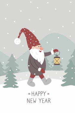 Mutlu yıllar tebrik kartı. Kırmızı Noel Baba şapkalı şirin İsveç cücesi kar ormanlarında lambayla yürüyor. Poster, afiş, kartpostal, el ilanı, hediye etiketleri ve etiketler için İskandinav tasarım unsuru. Çizgi film tarzında vektör illüstrasyonu.