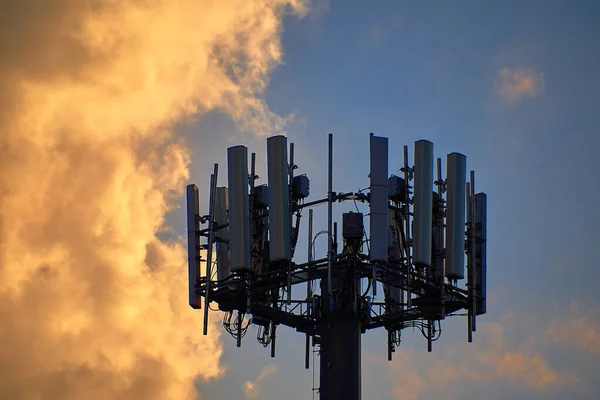 Close Photo Telecommunications Tower Sunlight Reflecting Cloud — Stockfoto