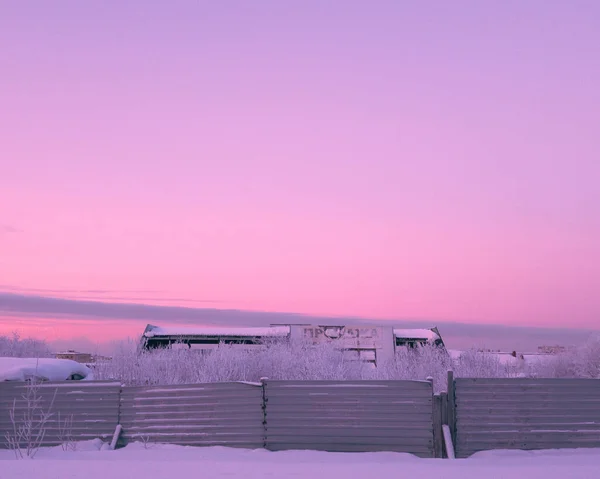 Murmansk 'ta kış günbatımında terk edilmiş bir bina.