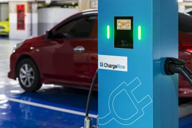 hızlı elektrikli araba şarjı kablo teçhizatı takılı ve EV istasyonlarında güç kaynağı kutusu var. Ofis binasının otoparkındaki EV araba şarj istasyonu gelecekteki otomotiv ve şehir hayatına hizmet etmeye hazır..
