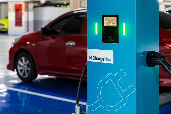 hızlı elektrikli araba şarjı kablo teçhizatı takılı ve EV istasyonlarında güç kaynağı kutusu var. Ofis binasının otoparkındaki EV araba şarj istasyonu gelecekteki otomotiv ve şehir hayatına hizmet etmeye hazır..