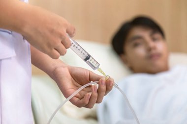 Doktor ya da hemşire hastaların tedavisi için seruma ilaç veriyor. Sağlık ve Tıp Konsepti.