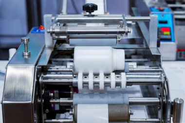 İlaç ve ilaç endüstrisi için küçük masa başı şişe etiketleme makinesi üzerinde beyaz plastik şişe.