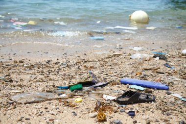 Plajdaki seyahat işlerinden okyanusa kadar dökülen plastik çöpler. Toprak günü, sahil kirliliği ve ekolojik sorun.
