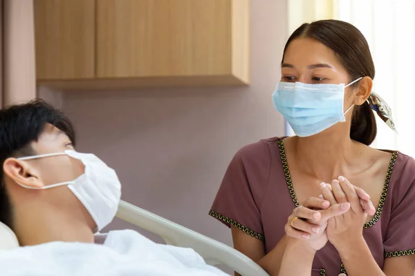 Endişelenen Asyalı Anne Hastanede Karantina Tedavisi Gördükten Sonra Koruyucu Maske — Stok fotoğraf