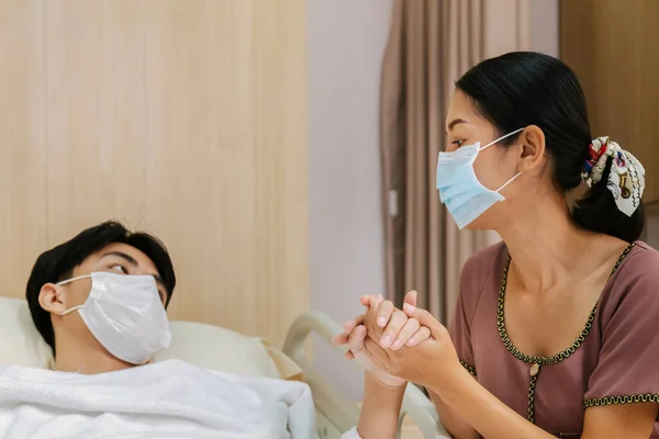 Endişelenen Asyalı Anne Hastanede Karantina Tedavisi Gördükten Sonra Koruyucu Maske — Stok fotoğraf