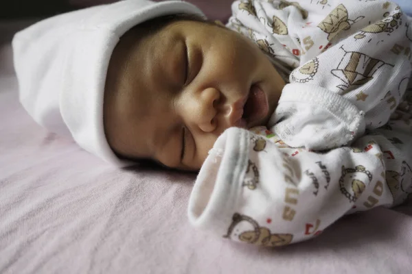 Menino Recém Nascido Feliz Dormindo Quarto Das Crianças Manhã Família — Fotografia de Stock