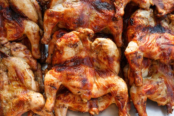 Yerel sokak yemekleri, lezzetli kömür ızgaraları Asya Tayland usulü tavuk ızgarası..