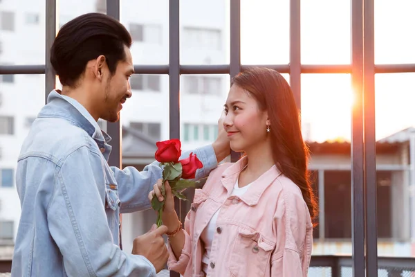 Jovem Casal Feliz Amor Romântico Primeiro Encontro Relacionamento Ásia Adolescente — Fotografia de Stock