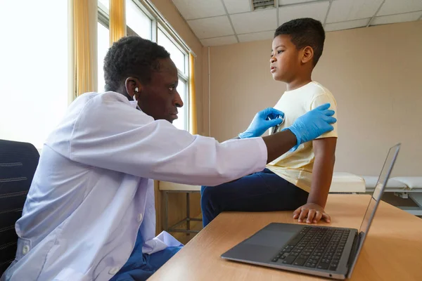 Afro Amerikan Çocuk Doktoru Steteskop Kullanarak Hastanenin Ofisinde Küçük Bir — Stok fotoğraf