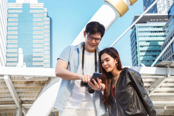 Asia City Travel Sourire Heureux Jeune Couple Asiatique Regardant Smartphone — Photo