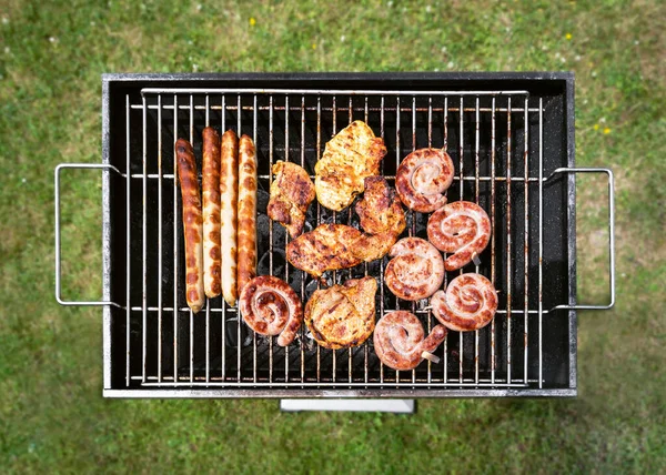 Assortiment Savoureux Viande Sur Barbecue Été Avec Steaks Poulet Saucisses — Photo