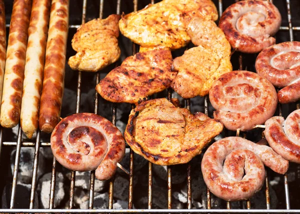 Surtido Deliciosa Carne Parrilla Sobre Fuego Caliente Una Barbacoa Portátil Fotos de stock libres de derechos