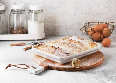Salzburger Nockerl adında nefis bir yumurta suflesi. Geleneksel Avusturya yemeği. Ev yapımı tatlı yemek konsepti. Boşluğu kopyala.