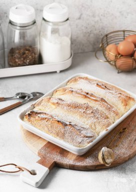 Salzburger Nockerl adlı ev yapımı Avusturya sufle hamuru, yumurta, un, şeker ve vanilyadan yapılır, sıcak ve toz şekerle servis edilir..