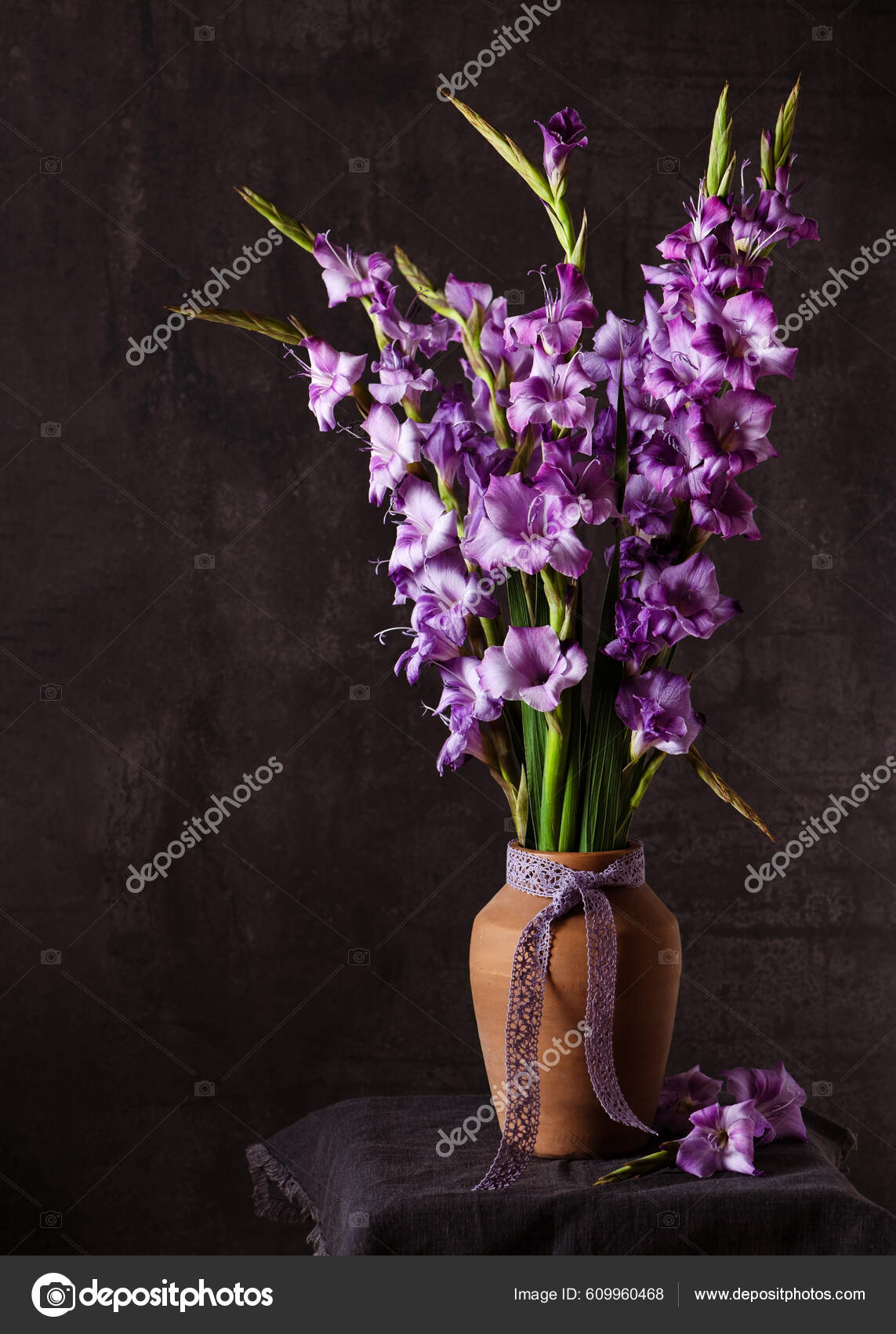 Nature Morte Avec Beau Bouquet Lila Fleurs Gladioli Violet Dans — Photo de  stock par ©Oksana_Schmidt - 609960468, image size:1143x1700