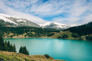 Avusturya 'nın Tyrol eyaletleri Zillertal Alpleri' nde Alp dağları ve Durlassboden rezervuarıyla Idyllic sonbahar manzarası. Yüksek Tauern Ulusal Parkı