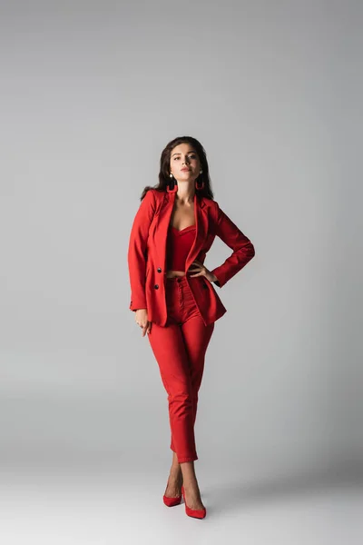 Longitud Completa Joven Mujer Confiada Tacones Rojos Traje Posando Con — Foto de Stock