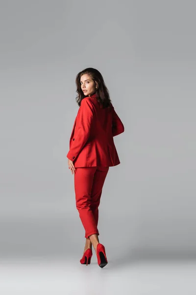 Πλήρες Μήκος Των Νέων Κομψό Γυναίκα Κόκκινα Τακούνια Και Κοστούμι — Φωτογραφία Αρχείου