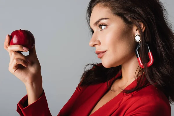 Stylische Frau Blickt Auf Frischen Apfel Isoliert Auf Grau — Stockfoto