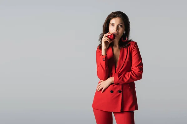 Jovem Mulher Moda Terno Vermelho Posando Com Maçã Fresca Isolada — Fotografia de Stock