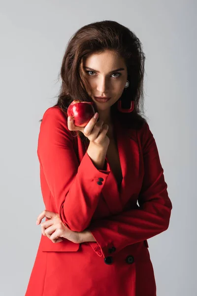 Stylische Frau Trendigen Anzug Mit Rotem Apfel Auf Grau — Stockfoto