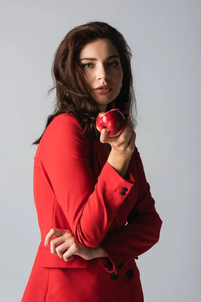 Mujer Joven Traje Moda Sosteniendo Manzana Roja Aislada Gris — Foto de Stock