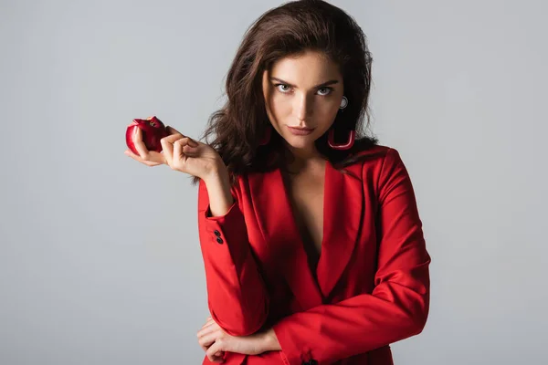 グレーで隔離された赤いりんごを持った流行のスーツの女性 — ストック写真