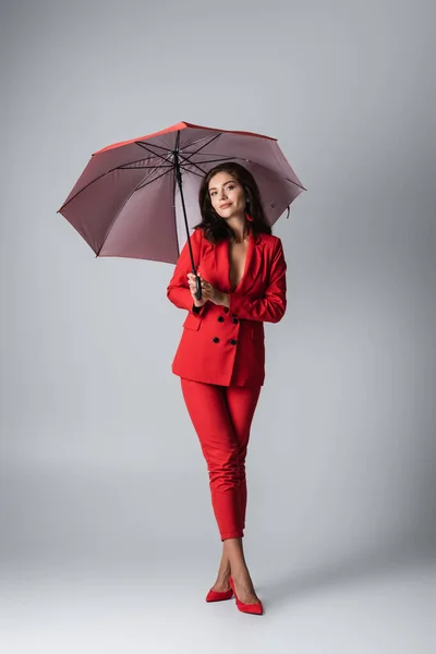 Longitud Completa Mujer Morena Traje Rojo Pie Bajo Paraguas Gris — Foto de Stock