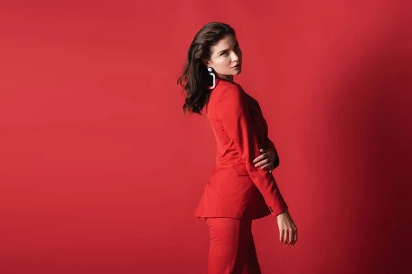 Jeune Modèle Brune Costume Posant Sur Rouge — Photo