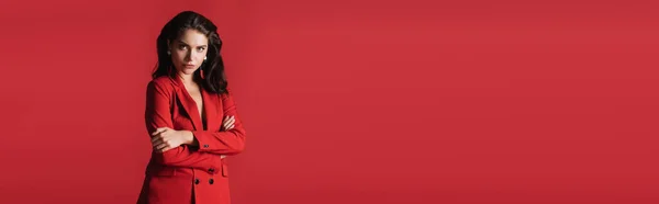 Fiatal Barna Modell Öltöny Pózol Keresztbe Karok Elszigetelt Piros Banner — Stock Fotó