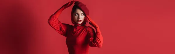 Ung Brunett Kvinna Basker Poserar Medan Tittar Bort Röd Banner — Stockfoto