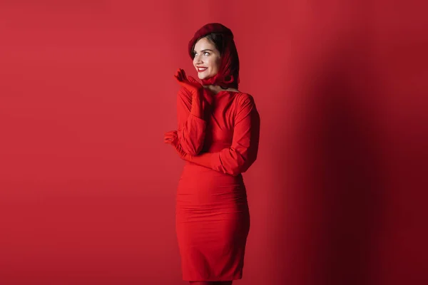 Glad Och Elegant Kvinna Basker Och Klänning Poserar Rött — Stockfoto