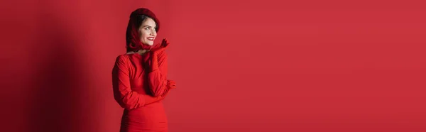 Mujer Alegre Elegante Boina Vestido Posando Rojo Bandera — Foto de Stock