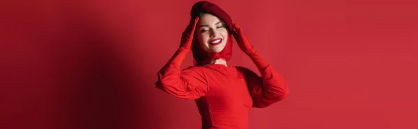 Femme Joyeuse Élégante Béret Robe Posant Sur Rouge Bannière — Photo