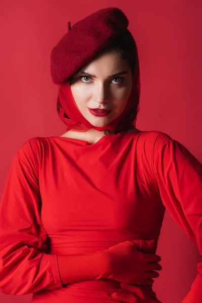 Elegante Jonge Vrouw Baret Jurk Zoek Naar Camera Geïsoleerd Rood — Stockfoto