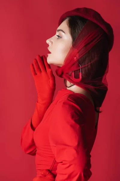 Widok Boku Elegancka Młoda Kobieta Berecie Sukienka Izolowane Czerwono — Zdjęcie stockowe