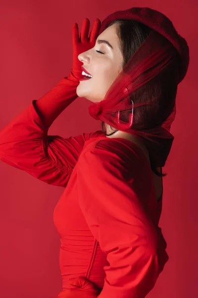 Widok Boku Szczęśliwy Młoda Kobieta Beret Sukienka Izolowane Czerwono — Zdjęcie stockowe
