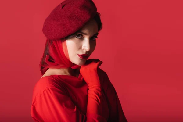 Bereli Eldivenli Zarif Genç Bir Kadın Kırmızı Kameraya Bakıyor — Stok fotoğraf