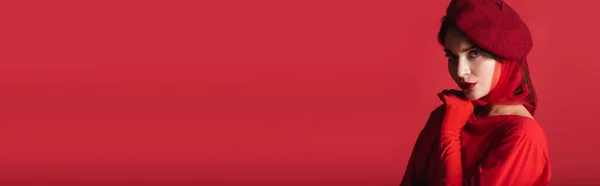Elegáns Fiatal Svájcisapkában Kesztyűben Nézi Kamera Elszigetelt Piros Banner — Stock Fotó