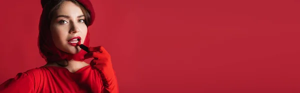 Fiatal Kesztyű Fejkendő Svájcisapka Alkalmazó Rúzs Elszigetelt Piros Banner — Stock Fotó