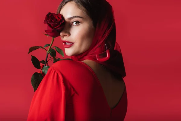 Mladá Žena Šátku Drží Růže Izolované Červené — Stock fotografie