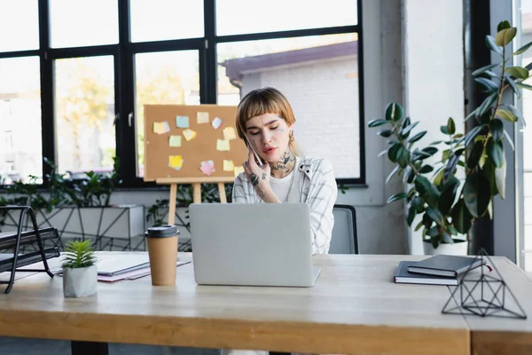 Tattooed Manager Talking Mobile Phone Laptop Modern Office — Stock Photo, Image